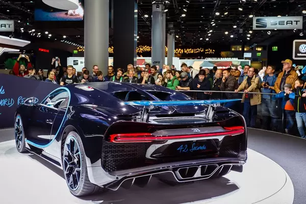 Besucher schauen sich das Modell Supersports 42 Seconds von Bentley an