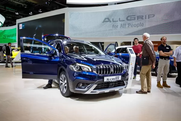 Besucher schauen sich das Modell Suzuki SX4 S.Cross an