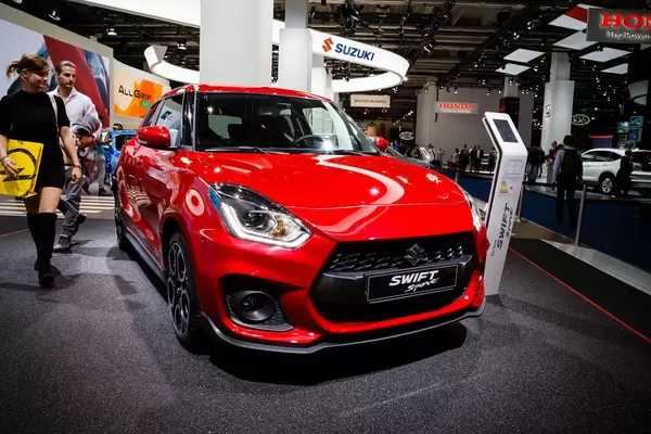 Besucher schauen sich das Modell Swift Sport von Suzuki an