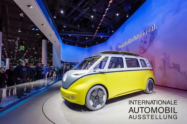 Besucher schauen sich das neue Konzept Buzz der I.D. Familie von Volkswagen an tbd