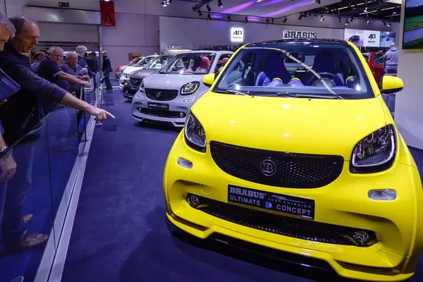 Besucher schauen sich das neue Konzept des Elektromobils von  Brabus Ultimate an