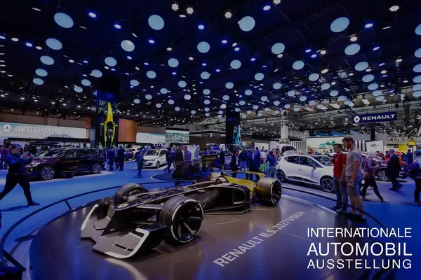 Besucher schauen sich das neue Konzept R.S. 2027 Vision von Renault an tbd