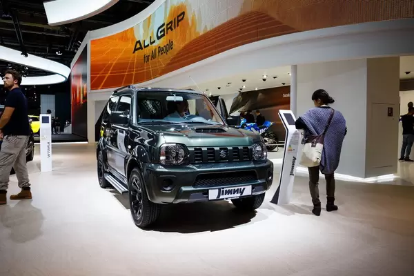 Besucher schauen sich das Suzuki Jimmy an