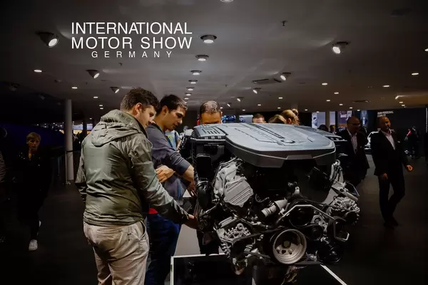 Besucher schauen sich den BMW Performance Motor an tbd