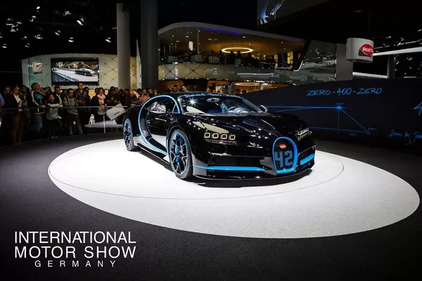 Besucher schauen sich den Bugatti Chiron zero-400-zero an bei der IAA 2017 tbd