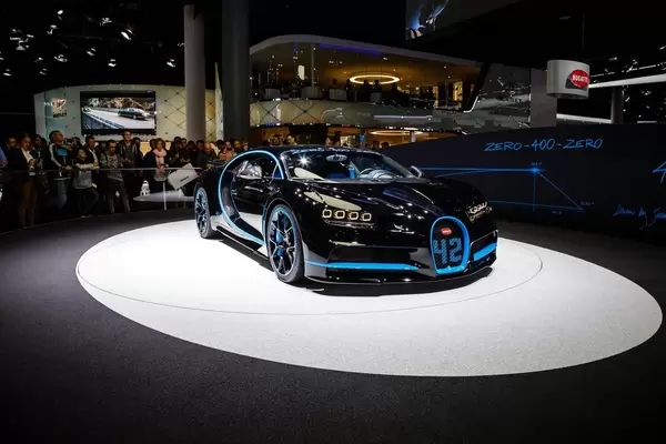 Besucher schauen sich den Bugatti Chiron zero-400-zero an bei der IAA 2017