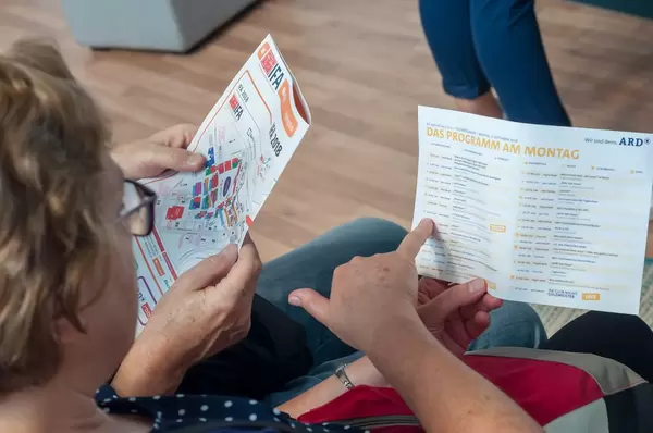 Besucher schauen sich den Hallenplan und Programm an. IFA 2018