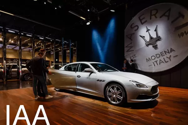 Besucher schauen sich den neuen Ghibli von Maserati an tbd