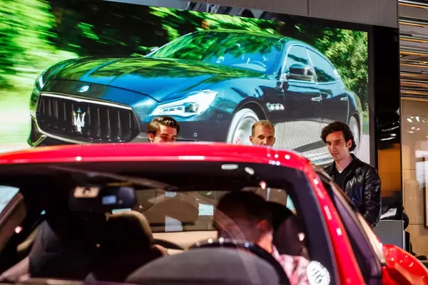 Besucher schauen sich den neuen GranTurismo von Maserati Modelljahr 2018 an