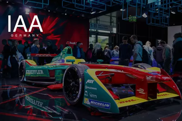 Besucher schauen sich Monoposto -  Rennwagen von Audi an tbd