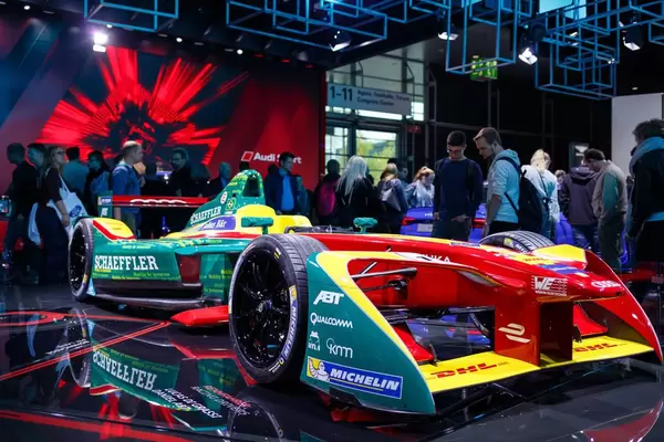 Besucher schauen sich Monoposto -  Rennwagen von Audi an