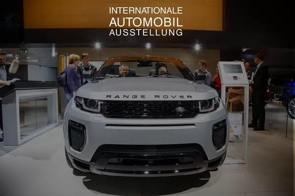 Besucher schauen sich Range Rover Evoque Cabriolet von Land Rover bei der IAA 2017 an tbd