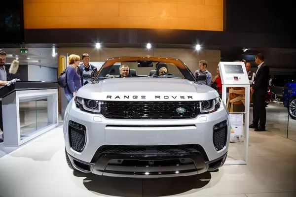 Besucher schauen sich Range Rover Evoque Cabriolet von Land Rover bei der IAA 2017 an