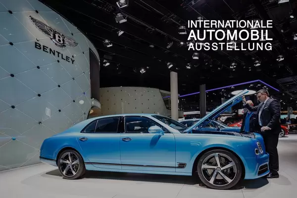 Besucher schaut sich das Modell Flying Spur von Bentley an tbd