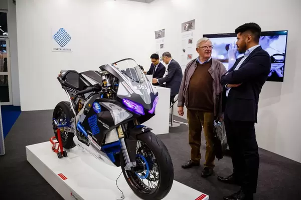 Besucher schaut sich den Messestand von Gruss an