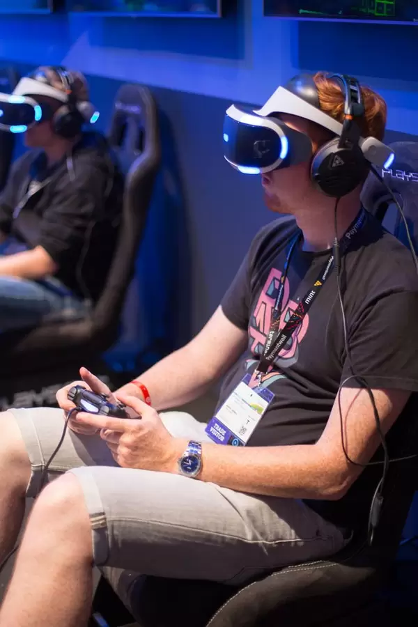 Besucher spielen Ace Combat 7 Skies Unknown