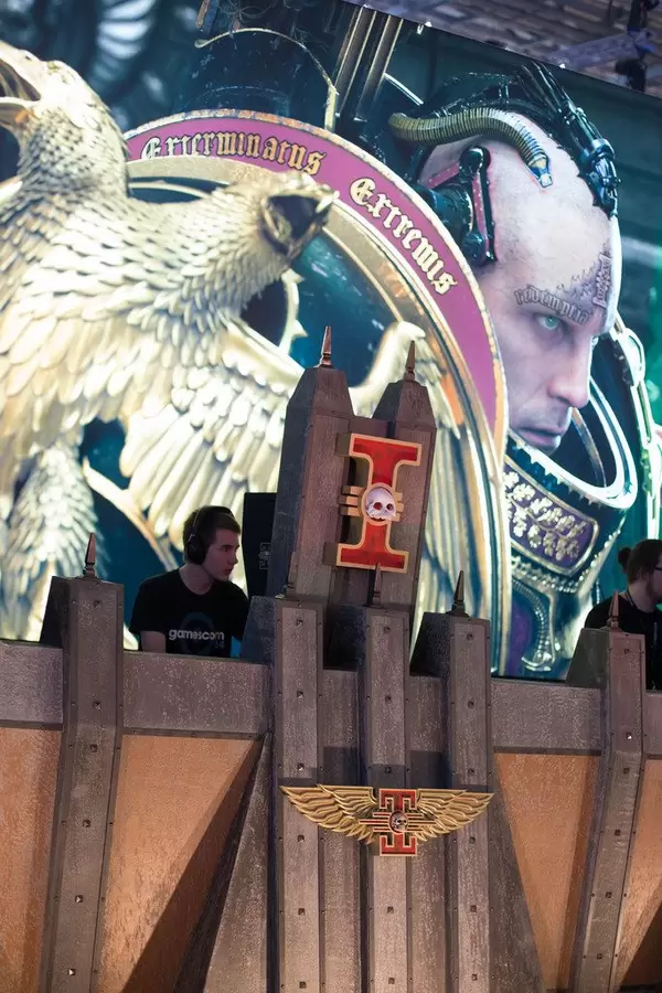 Besucher spielen am Messestand bei der Gamescom 2017