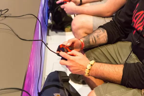 Besucher spielen auf der PS4 - Gamescom 2017, Köln