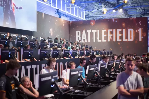 Besucher spielen Battlefield 1