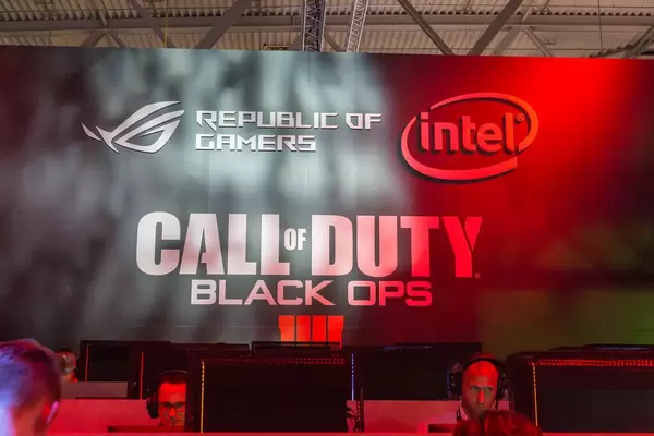 Besucher spielen Call of Duty Black Ops 4 auf der Gamescom