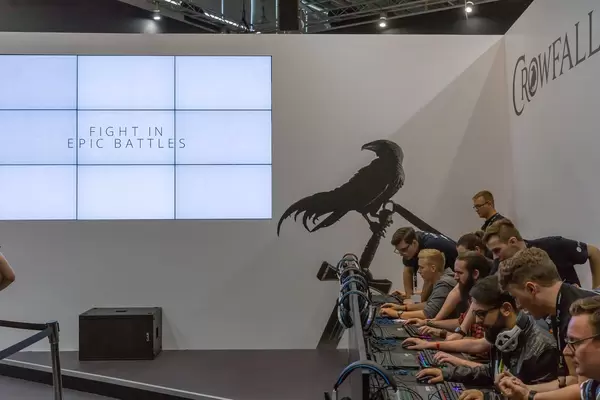 Besucher spielen Crowfall auf der Gamescom