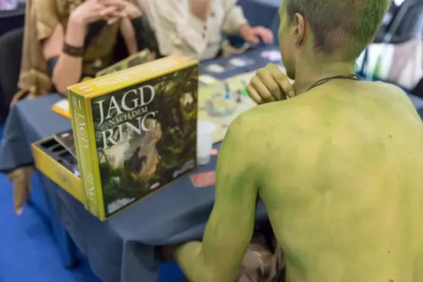 Besucher spielen das Brettspiel Die Jagd nach dem Ring