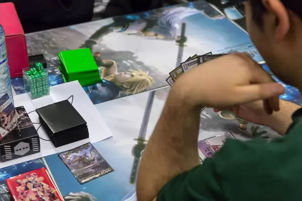Besucher spielen das Final Fantasy Sammelkartenspiel
