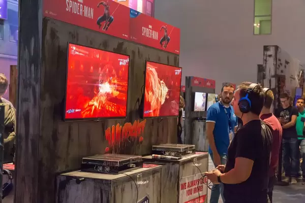 Besucher spielen das Marvel's Spider-Man Videospiel auf der Gamescom