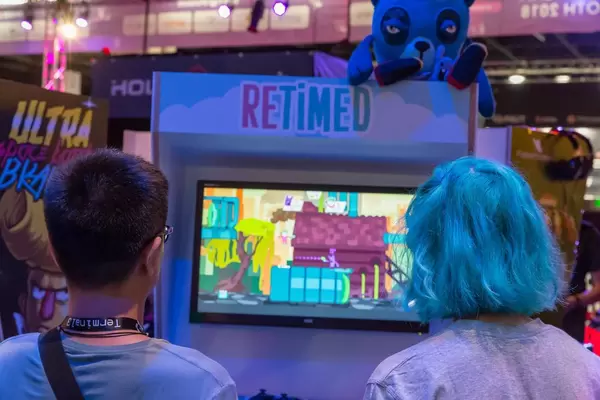 Besucher spielen das Multiplayerspiel Retimed