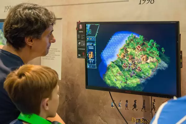 Besucher spielen Die Siedler III auf der Gamescom 2018