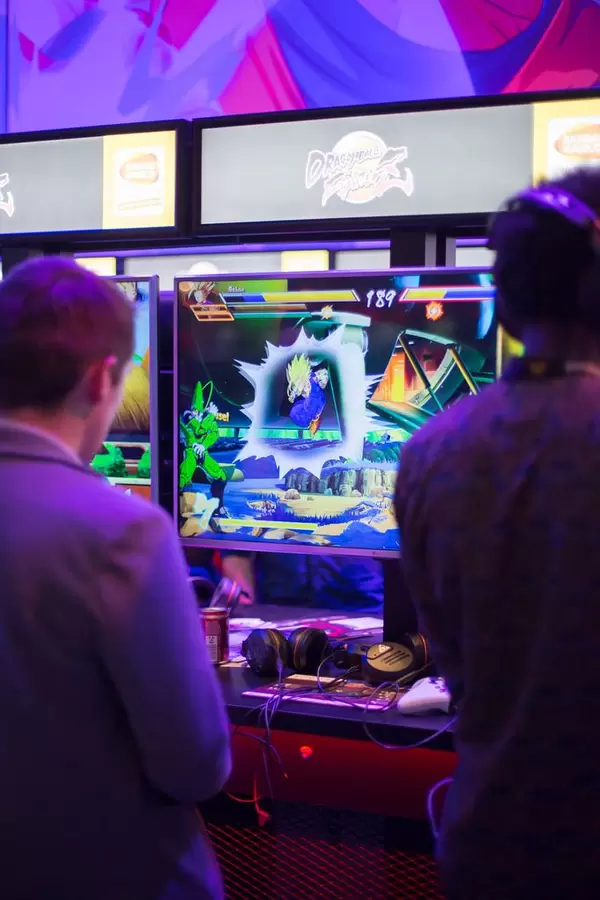 Besucher spielen Dragon Ball Fighter Z