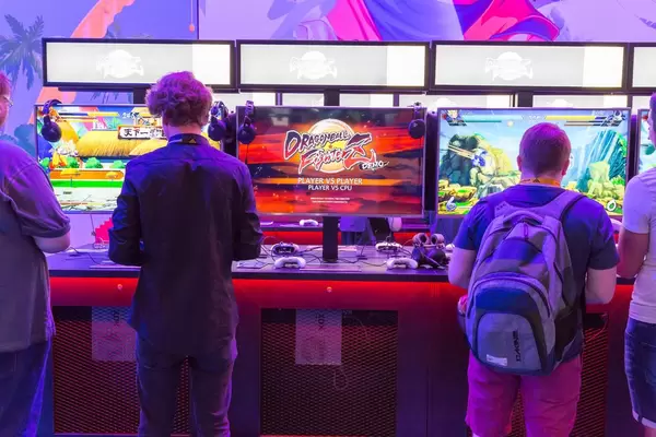 Besucher spielen Dragonball Fighter Z - Gamescom 2017, Köln