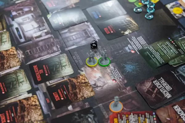 Besucher spielen ein Brettspiel