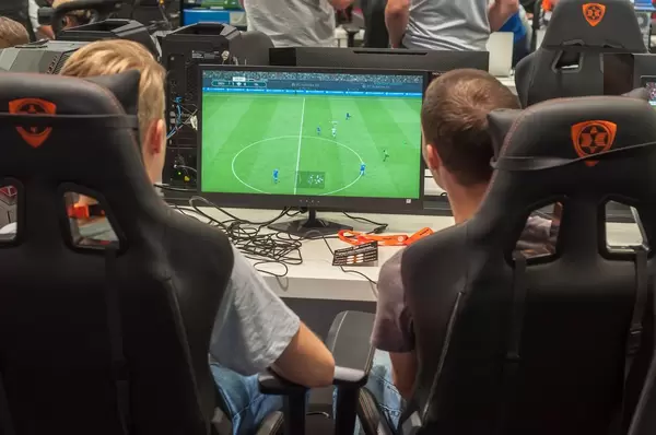 Besucher spielen FIFA auf einem HP Omen Gaming-PC
