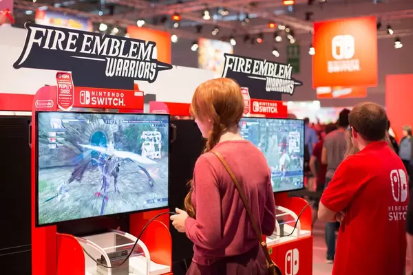 Besucher spielen Fire Emblem Warriors auf Nintendo Switch