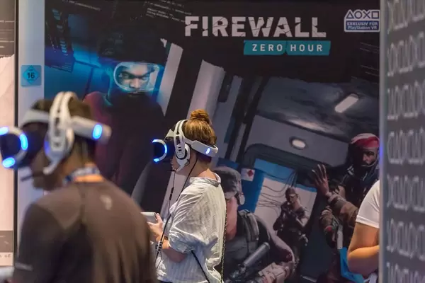 Besucher spielen Firewall Zero Hour auf der Gamescom