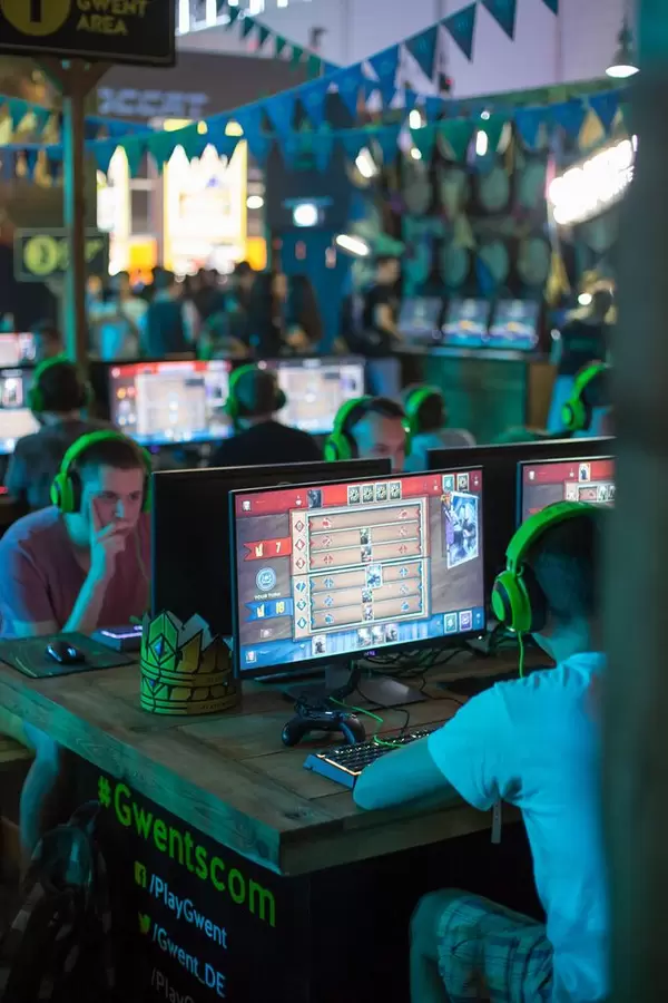 Besucher spielen Gwent The Witcher Card Game