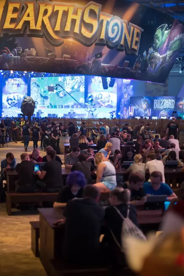 Besucher spielen Hearthstone am Messestand von Blizzard
