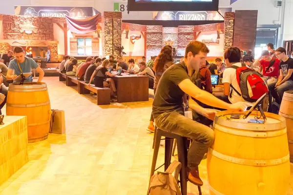 Besucher spielen HearthStone auf iPads - Gamescom 2017, Köln