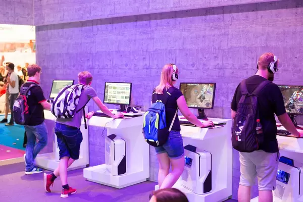 Besucher spielen Heroes of the Storm bei dem Twich Messestand