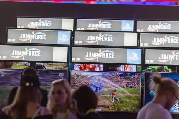 Besucher spielen Jump Force auf der Gamescom