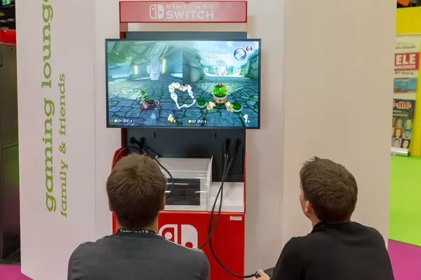 Besucher spielen Mario Kart 8 Deluxe für die Nintendo Switch