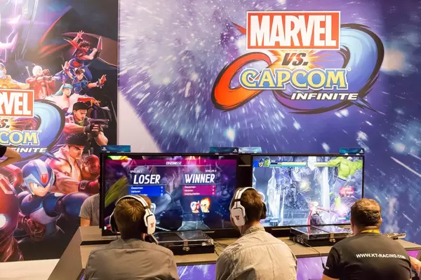 Besucher spielen Marvel vs Capcom Infinite - Gamescom 2017, Köln