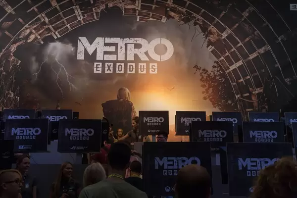 Besucher spielen Metro Exodus