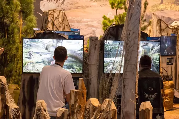 Besucher spielen Monster Hunter World - Gamescom 2017, Köln