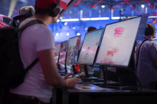 Besucher spielen Need For Speed