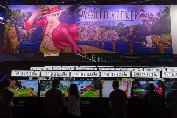Besucher spielen One Piece World Seeker auf der Gamescom