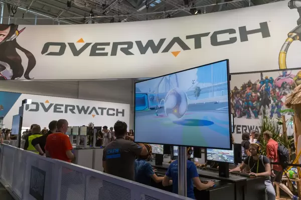 Besucher spielen Overwatch auf der Gamescom 2018