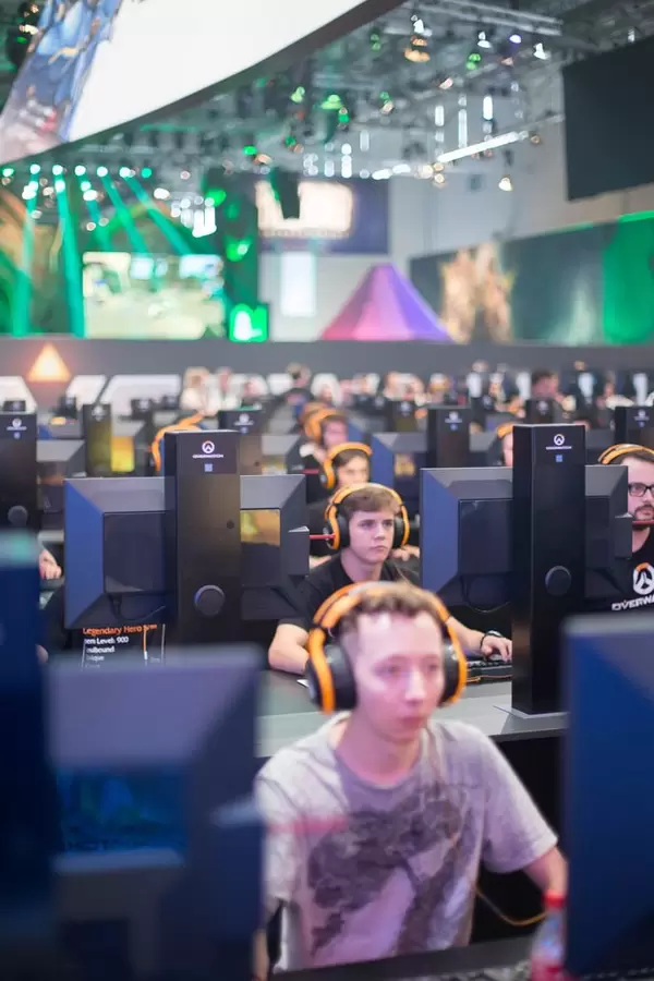 Besucher spielen Overwatch von Blizzard