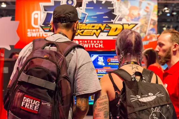 Besucher spielen Pokémon Tekken DX - Gamescom 2017, Köln